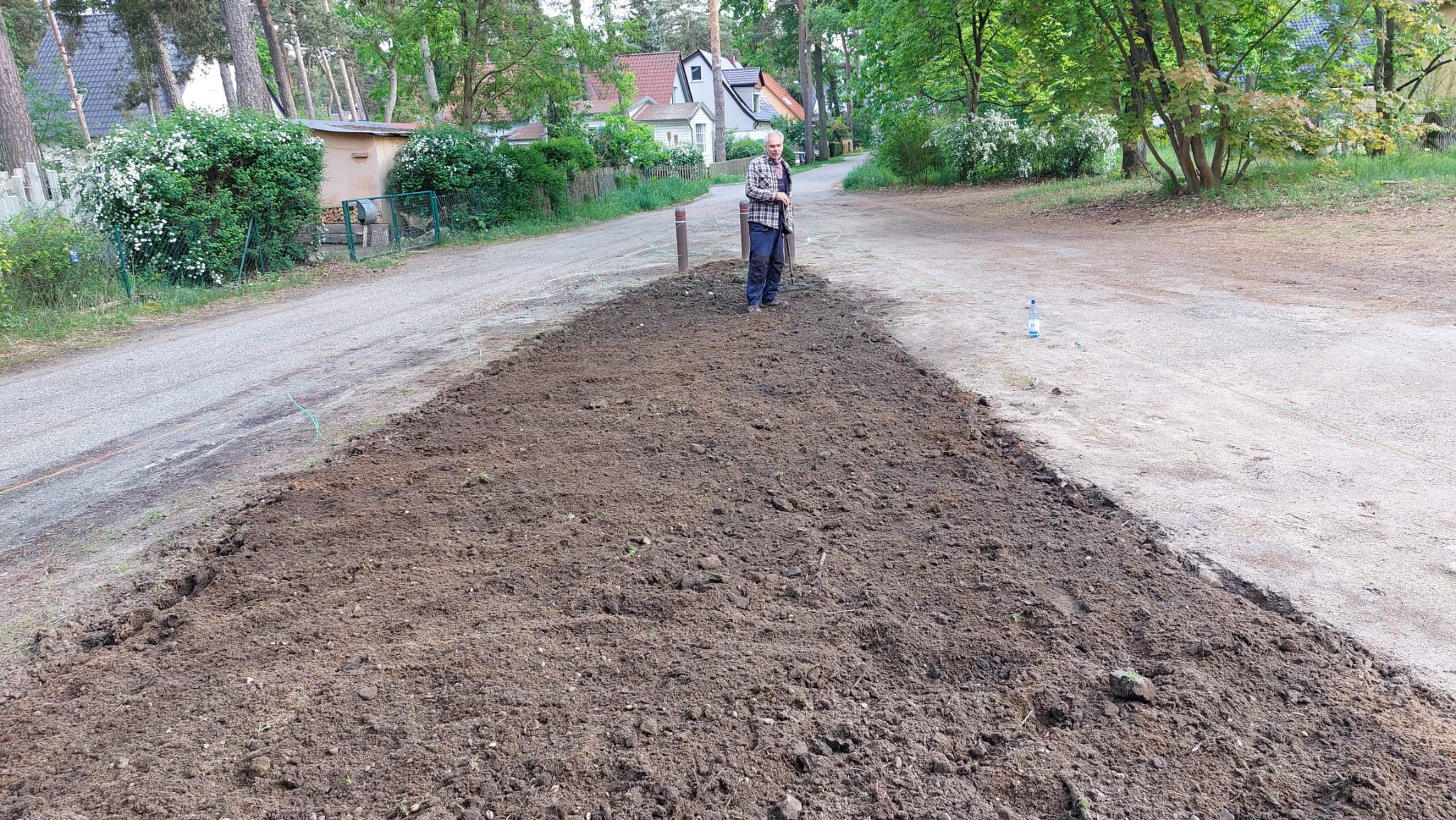 Aus Poller-Wüste wird Blüten-Oase: Handarbeit für eine schönere Waidmannspromenade!